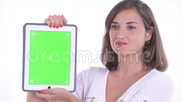 美丽的女商人展示数码平板电脑的脸视频的预览图