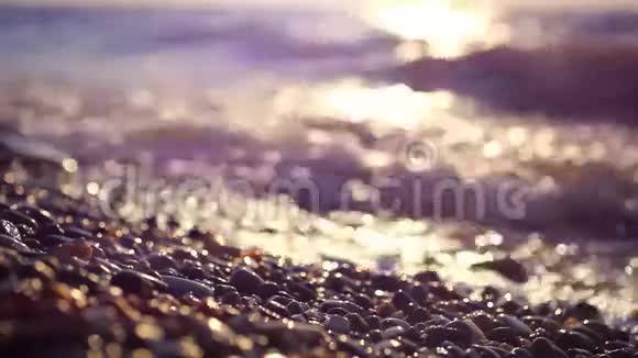 在令人惊叹的日落中海滩上五颜六色的鹅卵石视频的预览图