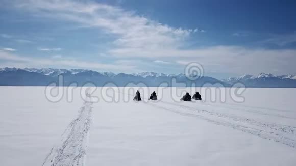 冬季在贝加尔湖冰封的雪地摩托上飞行视频的预览图