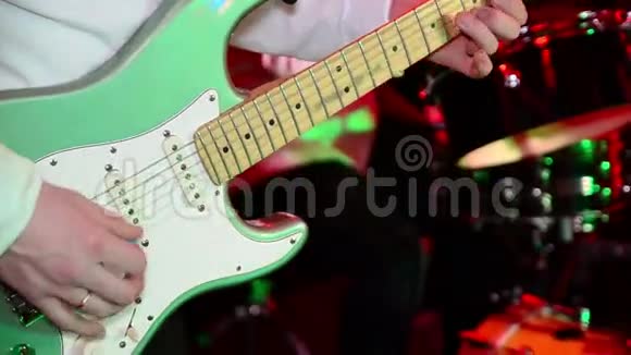 吉他手在舞台上弹电吉他乐队的表演视频的预览图
