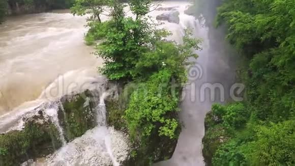 美丽的自然峡谷和惊人的瀑布视频的预览图