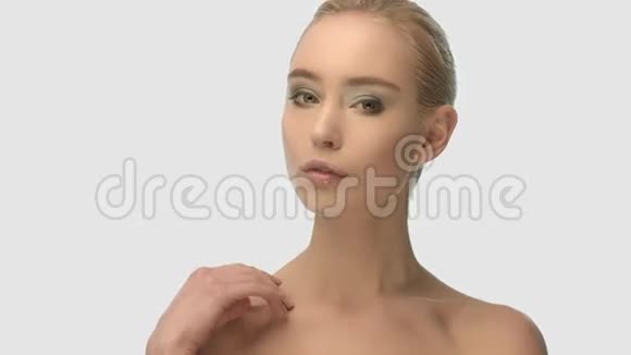 乌克兰时装模特白底画像视频的预览图