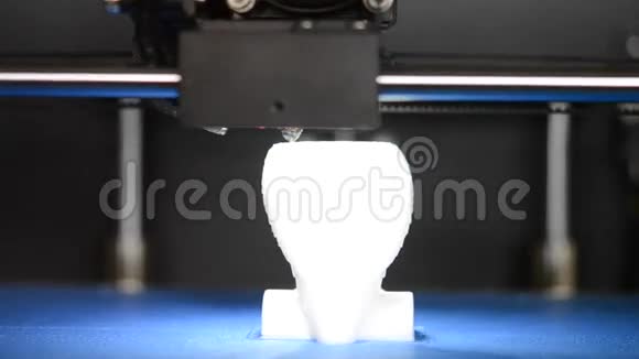 3D打印机打印白色塑料视频的预览图