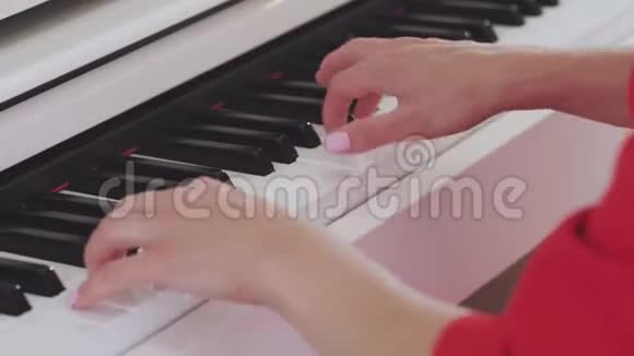 女人的手在弹钢琴视频的预览图