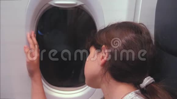 航空飞机概念年轻女孩坐在窗边看着外面的飞机夜间飞行生活方式视频的预览图