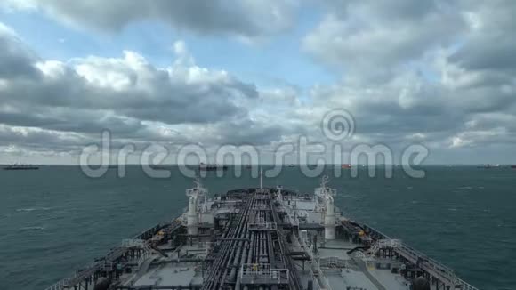 油轮停泊在海上视频的预览图