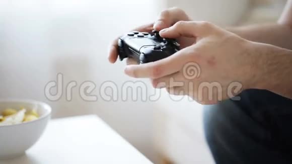 在家玩电子游戏的人手特写镜头视频的预览图