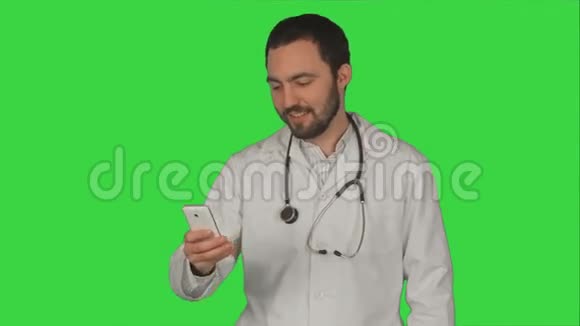 医生或医生用前摄相机自拍视频的预览图