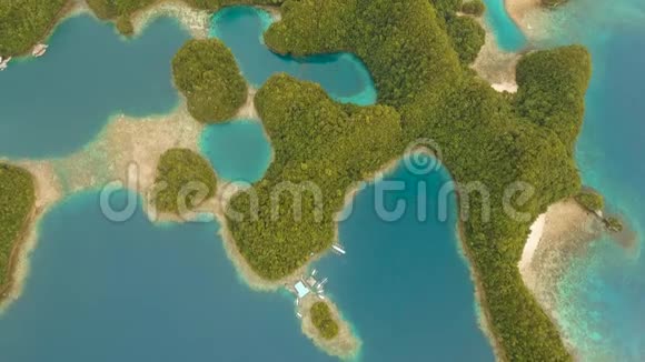 环礁湖和岛屿的海景视频的预览图