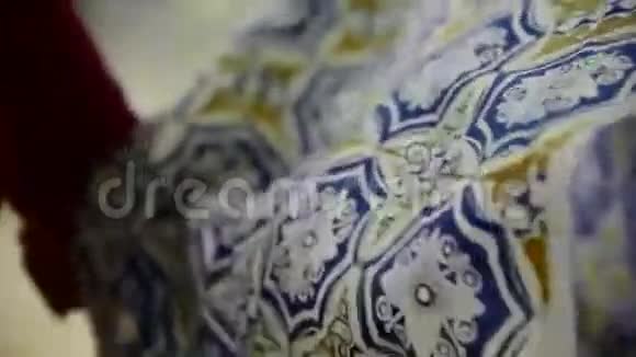 蜡染纺织品上的花纹打蜡视频的预览图