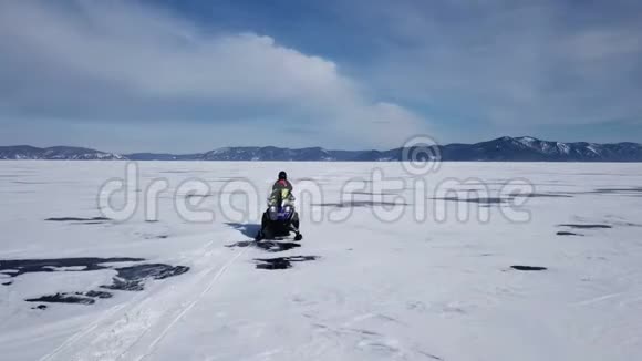 冬季在贝加尔湖冰封的雪地摩托上飞行视频的预览图