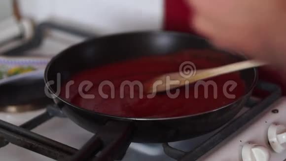 用油大蒜和黑胡椒在锅里煮番茄酱的视频视频的预览图