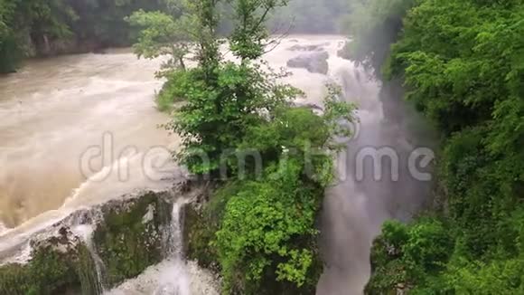 美丽的自然峡谷和惊人的瀑布视频的预览图