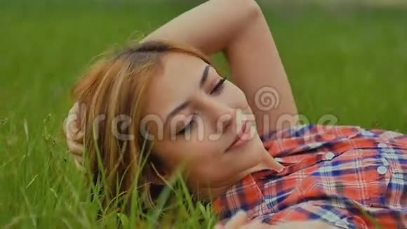 躺在草地上的女孩在户外慢动作视频的预览图