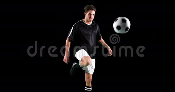 运动员在黑色背景下练习足球视频的预览图