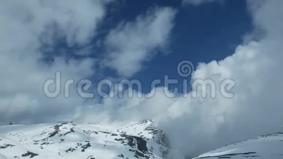 雪山顶上的暴风骤雨般的时光云视频的预览图