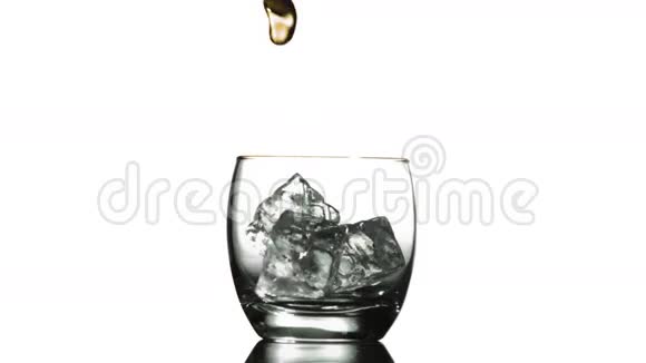 在冰上喝威士忌视频的预览图