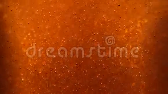 液体饮料中漂浮的气泡视频的预览图