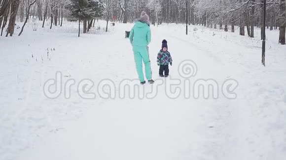 冬天妈妈和她漂亮的女儿视频的预览图