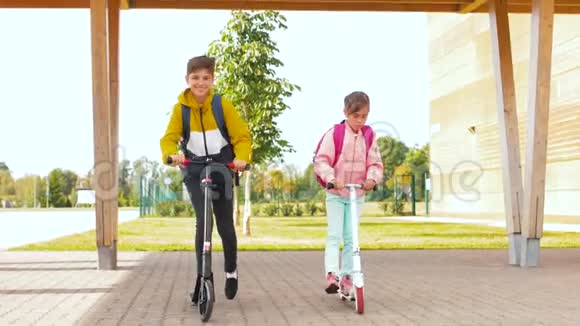 在校园里骑踏板车的孩子们视频的预览图