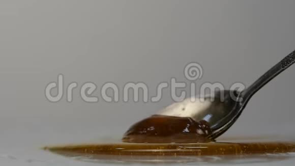 用勺子倒蜂蜜蜂蜜滴在表面动作缓慢视频的预览图