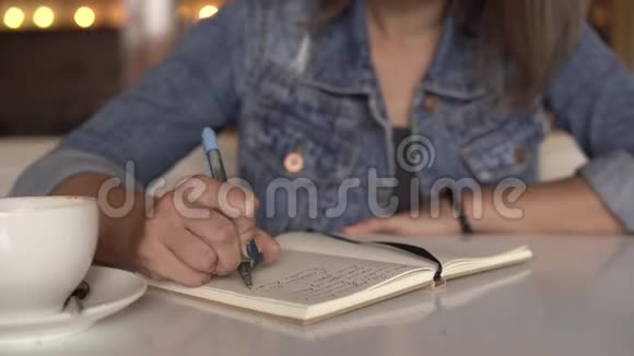 女人在写日记视频的预览图
