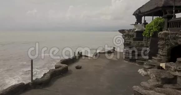 印度尼西亚巴厘岛塔纳神庙顶部的美景视频的预览图