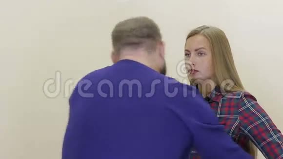 一个男人把一个女人放在感应器测谎仪上视频的预览图