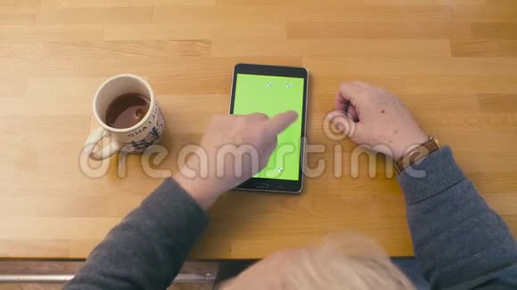 绿色屏幕一位老妇人在平板电脑上滚动视频的预览图