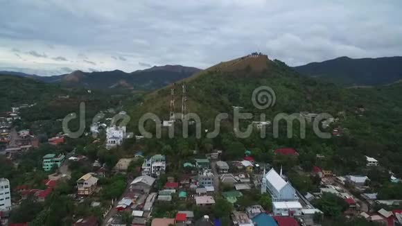 鸟瞰冠城与芭堤雅山巴拉望布桑加岛视频的预览图