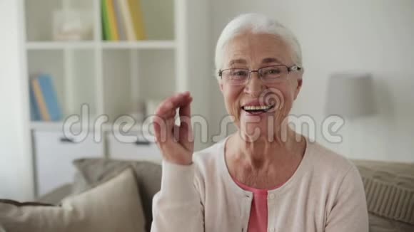 家中戴眼镜的幸福老年妇女画像视频的预览图