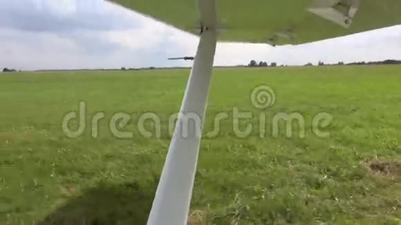 飞机机翼在机场活动视频的预览图