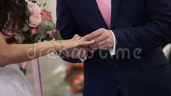 新郎把结婚戒指戴在新娘手上视频的预览图