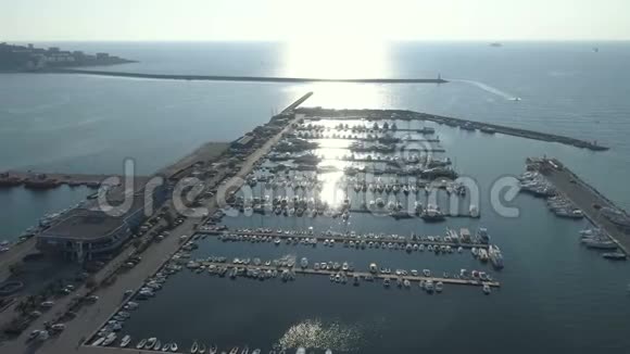 城市酒吧和港口的鸟瞰图视频的预览图