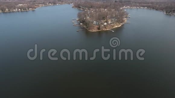 湖滨房屋的鸟瞰图视频的预览图