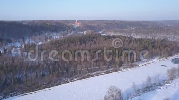 冬季Sigulda冰冻河Gauja拉脱维亚无人机俯视4K超高清视频视频的预览图