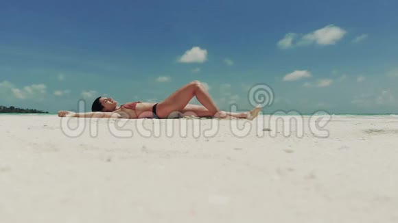 在巴拉巴茨的奥诺克岛上一个女人独自在天堂一个与世隔绝的白色沙洲视频的预览图