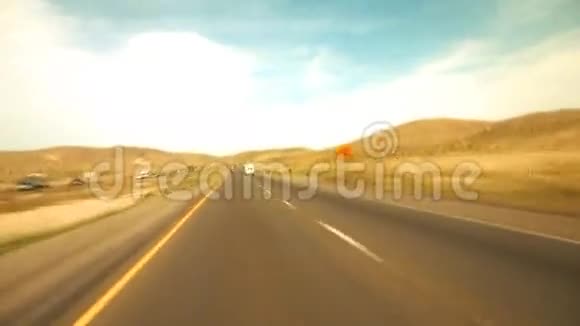 高速公路上行驶视频的预览图