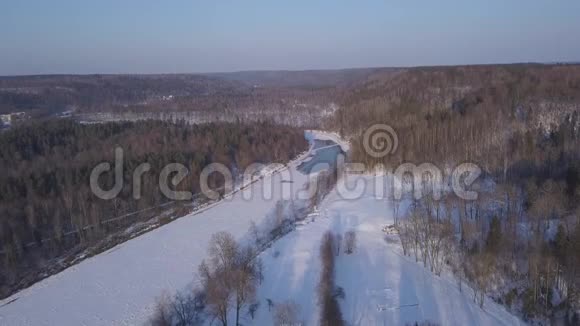 冬季Sigulda冰冻河Gauja拉脱维亚无人机俯视4K超高清视频视频的预览图