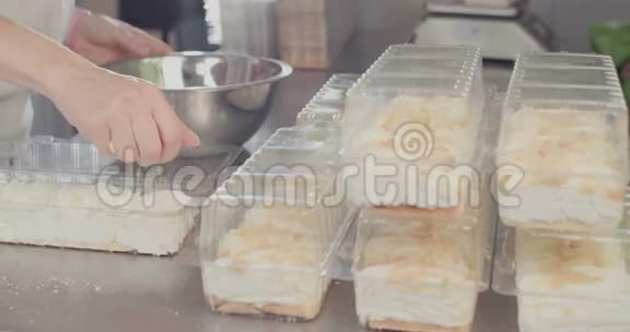 面包师准备芝士蛋糕饼干面包屑视频的预览图