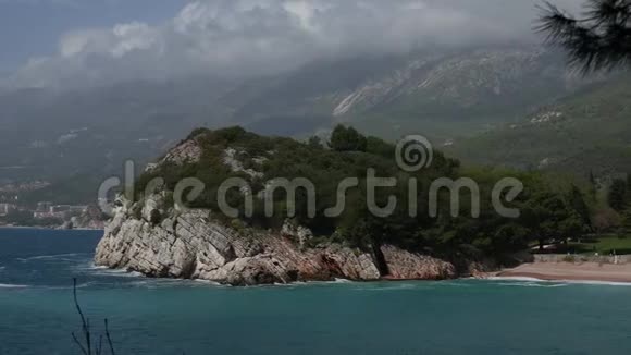靠近女王海滩的岩石靠近SvetiStefa岛视频的预览图
