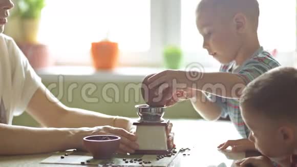 双胞胎兄弟帮她妈妈磨咖啡视频的预览图