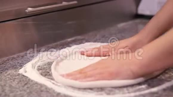 在烤箱里煮披萨视频的预览图