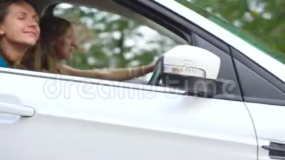 两个年轻女人坐在车里玩得开心视频的预览图