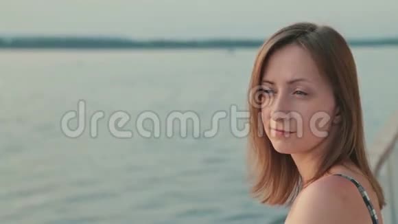 游船甲板上的年轻女子近距离拍摄视频的预览图