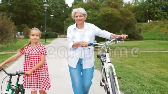 祖母和孙女骑自行车视频的预览图
