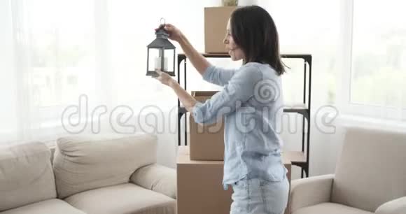 年轻女子搬进新房子视频的预览图
