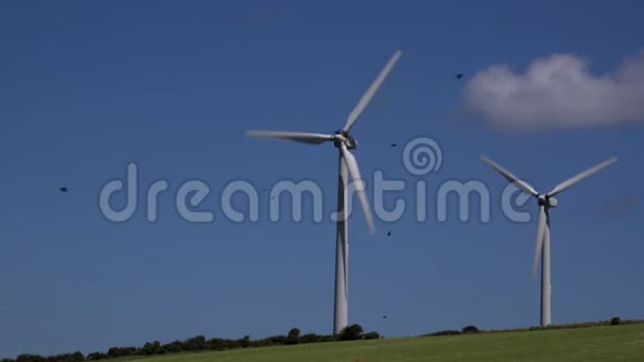 4K风力涡轮机蓝天夏日英国视频的预览图