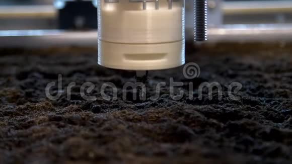 生产机器人在一个现代技术展览会上和机器人在土壤中播种视频的预览图