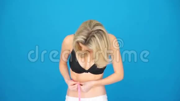 金发女人测量她的身体视频的预览图